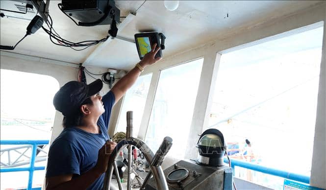 Thuyền trưởng tàu KH-97279TS Ngô Xuân Hoàng tranh thủ kiểm tra lại hệ thống ra-đa, máy dò cá trước khi ra khơi.